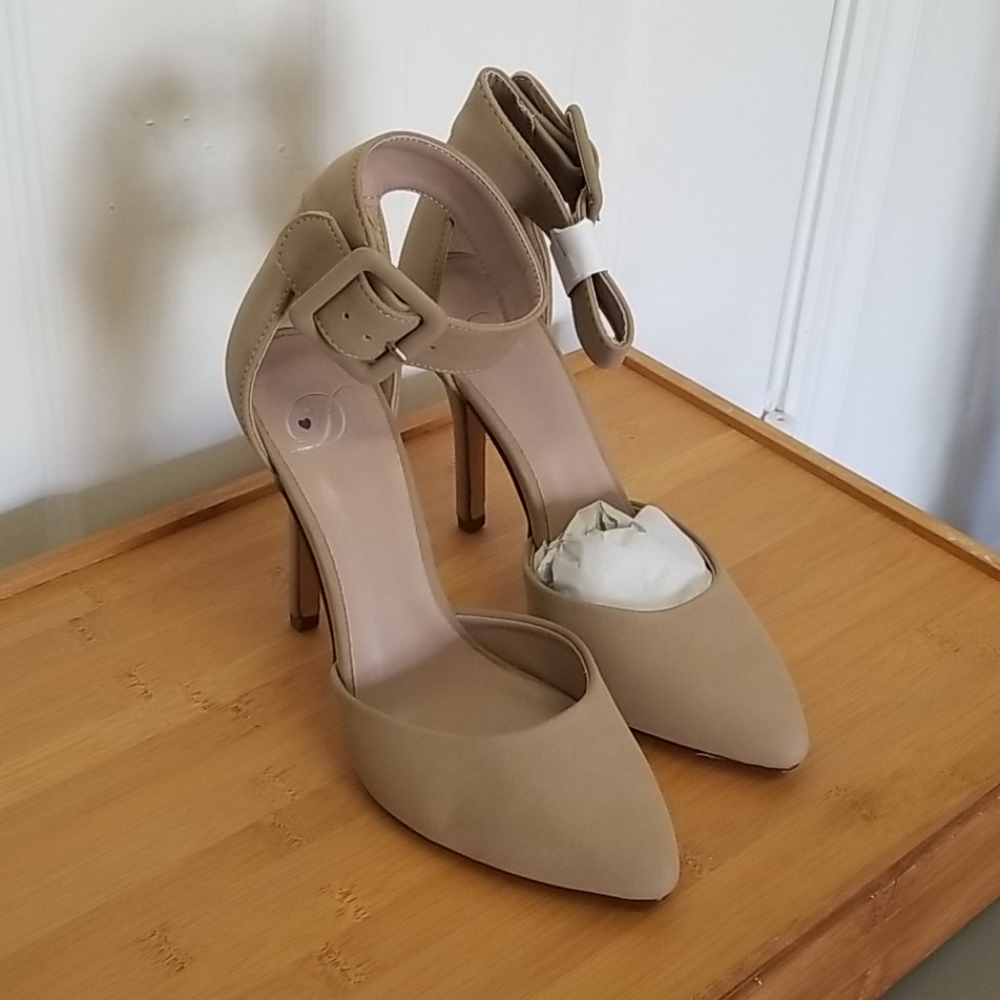 D high heels NEW 5 1/2
